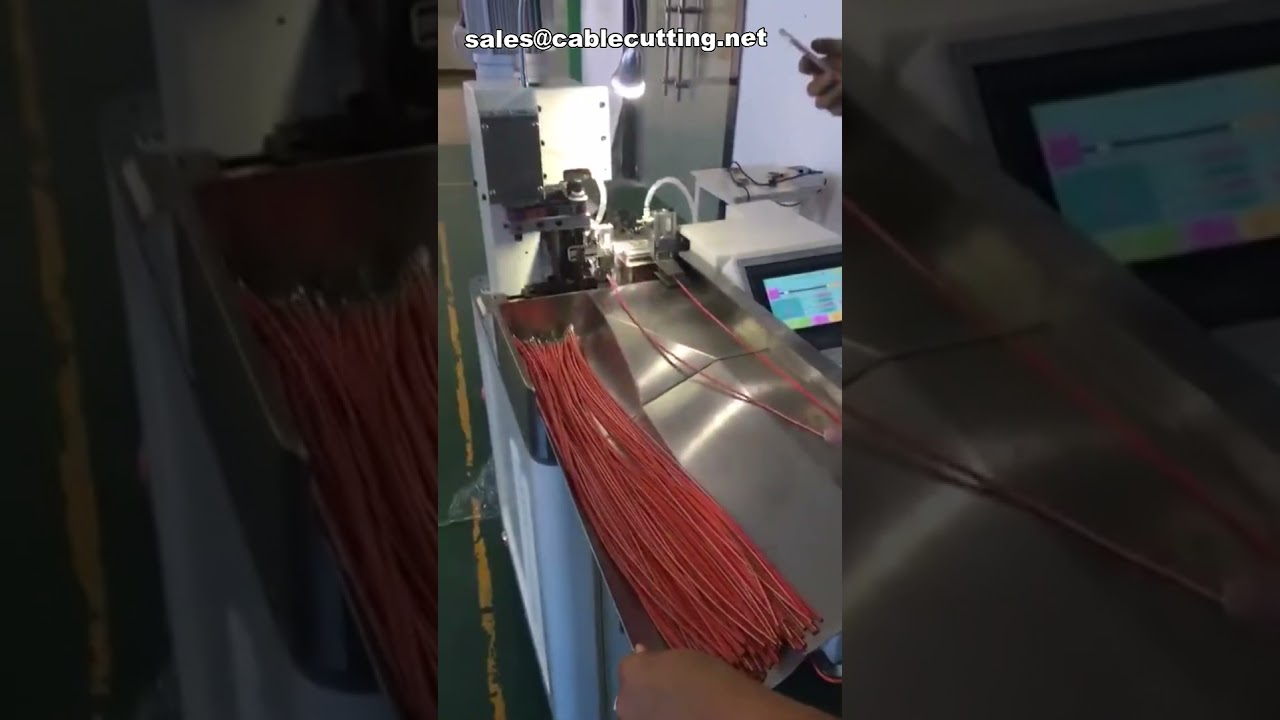 Macchina automatica per crimpatura terminali Komax: pressatura e crimpatura ad alta velocità