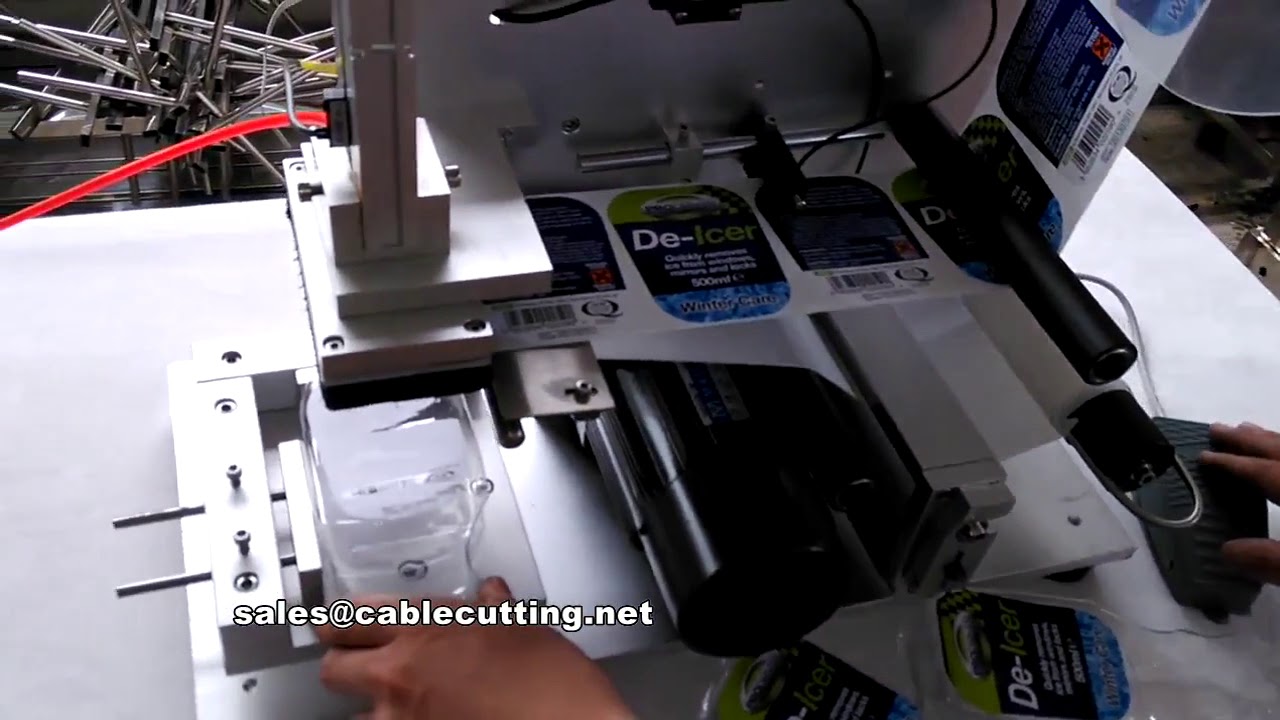 Etichettatrice Semiautomatica per Superfici Piane: Efficienza e Precisione Industriale