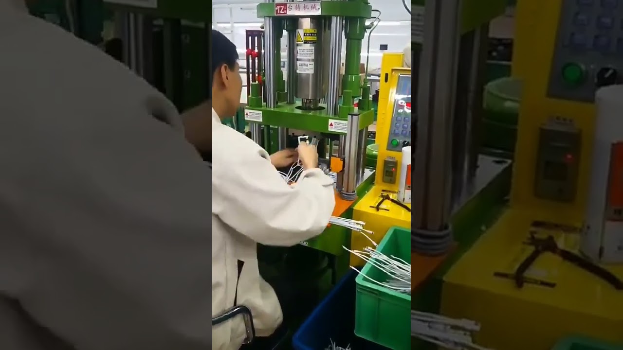 Macchina per stampaggio a iniezione plastica verticale compatta | Attrezzatura per stampaggio #fabbrica #macchina